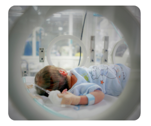 Bebé prematuro en incubadora