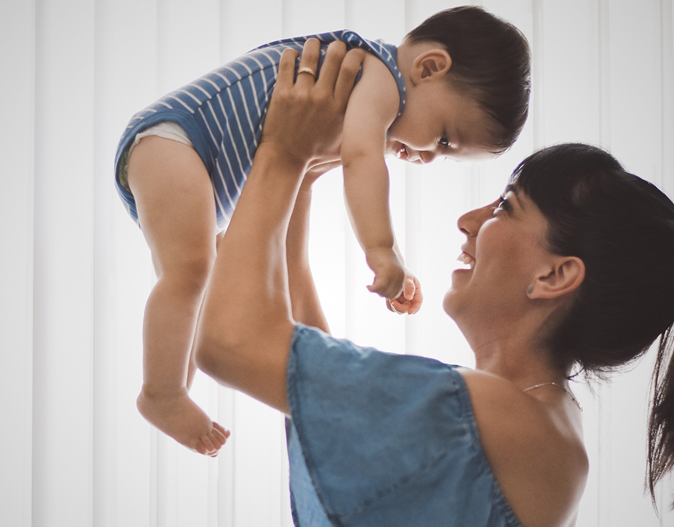 Madre cargando a su bebe, cobertura de maternidad Mapfre