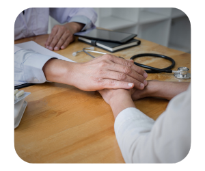 Médico atendiendo a un paciente
