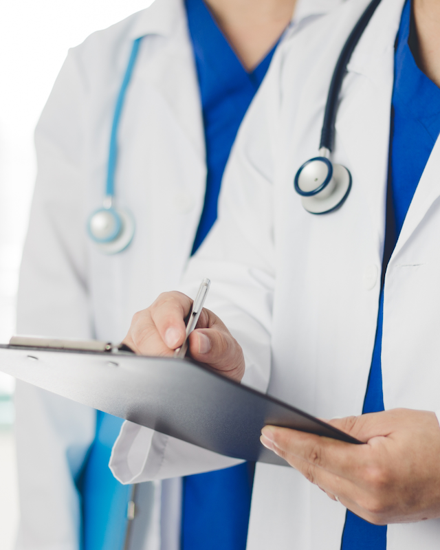 Doctor atendiendo a un paciente con seguro de gastos médicos mayores