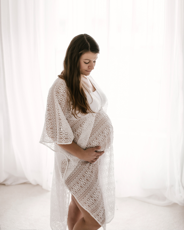 Mujer embarazada planeando la llegada de su bebé con un seguro de maternidad MetLife