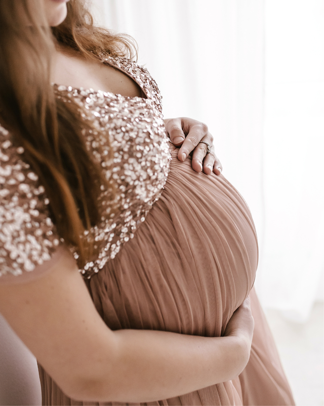 Mujer embarazada esperando a su bebé