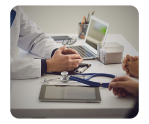 Asesor explicando una propuesta de seguro de gastos médicos
